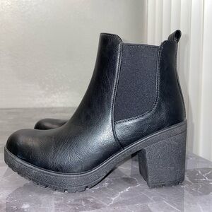 Woman’s Ankle Lug Block Boots Booties Black Leather Emo Punk Goth Grunge Sz 7